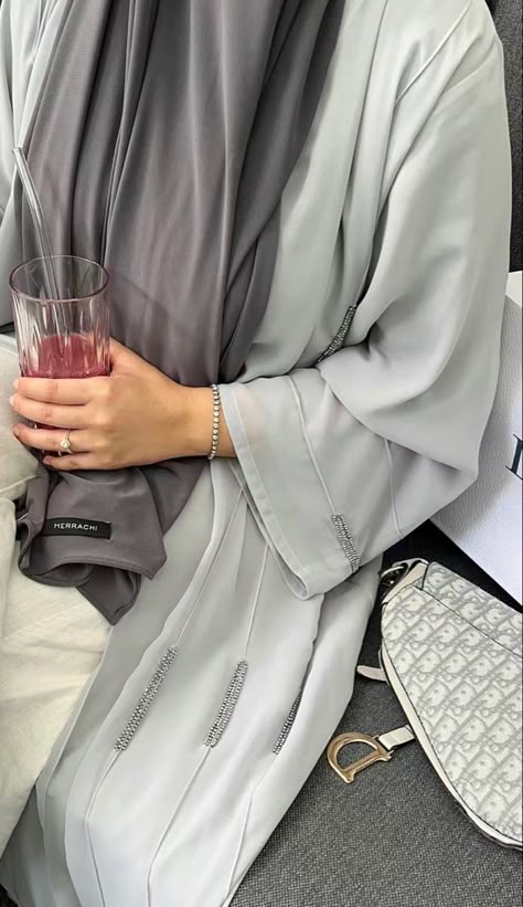 Grey Abaya Outfit, Grey Hijab Outfit, Hijabi Fashion Abayas, Fall Hijab Outfits, Outfit Inspo Hijabi, Hijab Outfit Summer, Grey Hijab, Khaleeji Abaya, Abaya Outfit