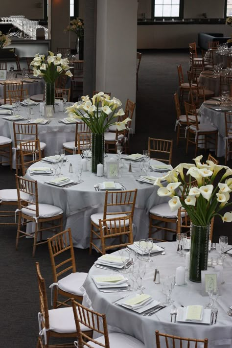 Calla Lily Wedding Centerpiece, Tall Flower Centerpieces, Calla Lillies Wedding, Tall Arrangements, Calla Lily Centerpieces, Lily Centerpieces, White Calla Lilies, Tall Centerpiece, Calla Lily Wedding