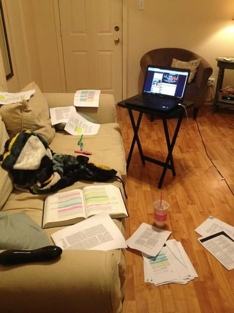 30 Photos That Perfectly Capture The Finals Week Struggle Study Motivation Exam Finals Week, Exam Week Aesthetic, Studying On Bed, Finals Week Motivation, Finals Week Aesthetic, Finals Aesthetic, Study In Bed, At Work Pictures, Study Finals