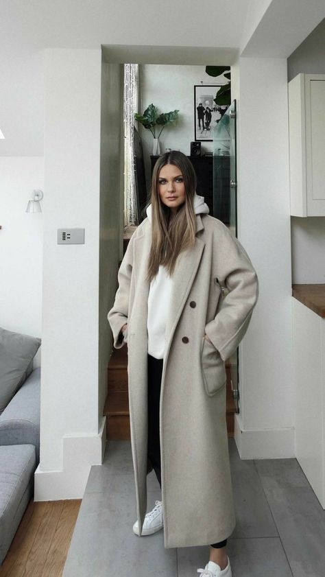 Long Line Coat Outfit Winter, Oat Coat Outfit, Long Winter Coats Women Outfit, Longline Coat Outfits, Maxi Coat Outfit, Coat Outfit Aesthetic, Oversized Coat Outfit, Beige Coat Outfit, White Coat Outfit