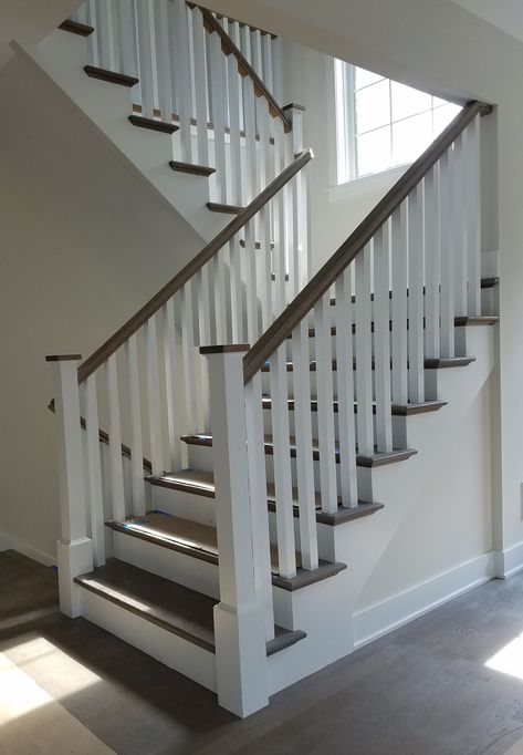 Modern Stairs Design Ideas, Modern Stairs Design, Stairs Decor Ideas, Stairs Remodel, Stair Railing Makeover, Diy Stair Railing, Farmhouse Stairs, Stairs Decor, Interior Stair Railing