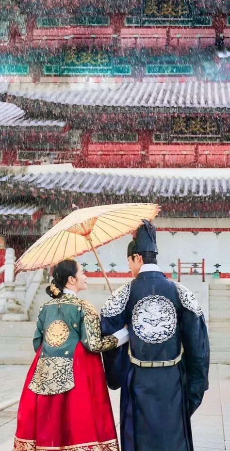 Under The Queens Umbrella Kdrama, Under The Queen's Umbrella Kdrama Wallpaper, Under The Queen's Umbrella Wallpaper, Mr Queen Kdrama Wallpaper, Umbrella Outfit, Under The Queen's Umbrella, Historical Korean Drama, Korean Drama Stars, Korean Traditional Dress