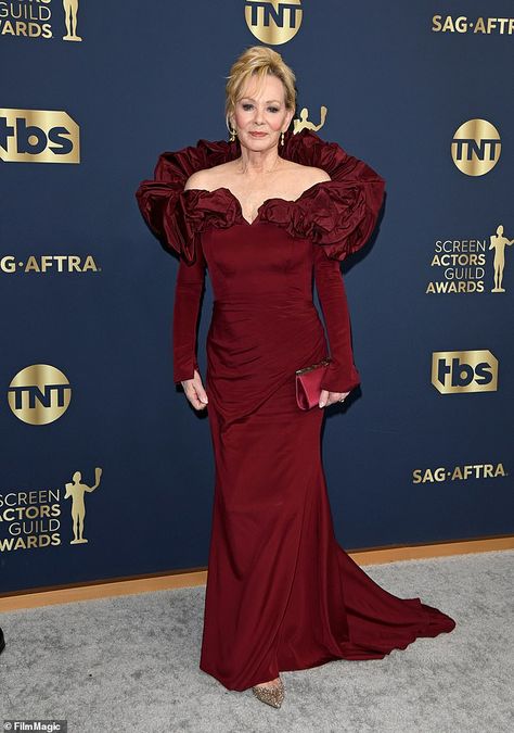 Flamboyant Natural, Ruffled Gown, Jean Smart, Single Mother, Looking Dapper, People Magazine, Black Gown, Poses For Photos, Emmy Awards