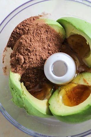 Cacao Powder Recipe, 4 Ingredient Desserts, Chocolate Avocado Mousse, Cleaning Eating, Avocado Mousse, Avocado Chocolate Mousse, Chocolate Avocado, Avocado Chocolate, Chocolate Mousse Recipe