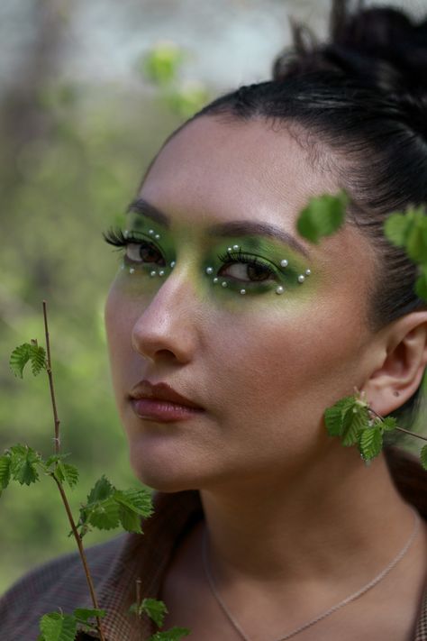 Green Fantasy Makeup, Mother Nature Costume Makeup, Makeup With Pearls, Fairy Fantasy Makeup, Makeup Verde, Mother Nature Costume, Witches Night Out, Green Costumes, Peter And Wendy