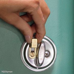 Diy Home Security Hacks, Diy Home Repair Hacks, Apartment Safety Hacks, Home Repair Hacks, Door Hacks, Safe Home Security, Diy Lock, Burglar Proof, Security Gadgets