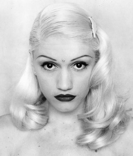 The girls would have obsessed over Gwen Stefani 90's Gwen Stefani was IT for my pre-teen self Gwen Stefani 90s, No Doubt Gwen Stefani, Gwen Renée Stefani, Gwen Stefani No Doubt, Hair Clips 90s, Gwen Stefani Style, The Cardigans, I'm With The Band, Hip Hop Outfits