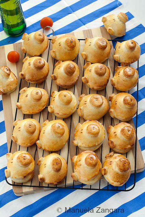 Pizza Flavoured Piggy Buns Piggy Buns, Store Bought Snacks, Snacks Homemade, Menu Healthy, Savoury Snacks, Healthy Toddler Snacks, Pig Birthday Party, Fingerfood Party, Peppa Pig Birthday Party