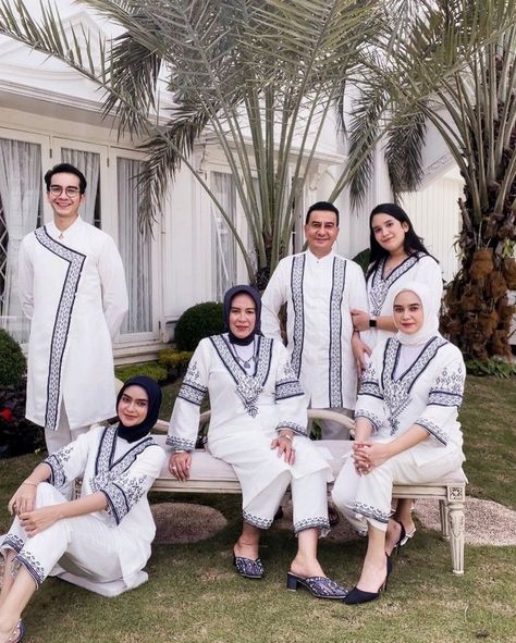 baju lebaran outer Eid Family Outfit, Family Eid Pictures, Ootd Lebaran Couple, Outfit Ied Fitri, Eid Fitri Outfit, Inspirasi Outfit Lebaran, Fashion Lebaran, Raya Photoshoot, Model Baju Hijab