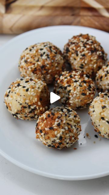 iRick Wiggins on Instagram: "Say “YUM” if you would eat these Everything Bagel Bites 🥯😋  What you need:  1 cups almond flour 1/2 cup Greek yogurt 1/2 tsp baking powder Everything bagel seasoning  How to make them:  1. Mix all ingredients except EBTB seasoning. 2. Knead and roll into small gum ball sized balls. 3. Coat in the seasoning & air fry @ 350F for 10-12 minutes. 4. Serve with cream cheese & enjoy!  This recipe is super easy and so delicious 🙌" High Protein Bagel Bites, Yogurt Almond Flour Bagel Bites, Almond Flour Bagel Bites, Two Ingredient Bagel Bites, Healthy Bagel Bites, Bagel Balls, Cottage Cheese Bagel Bites, Yogurt And Almond Flour Bagel, Greek Yogurt And Almond Flour Bagels