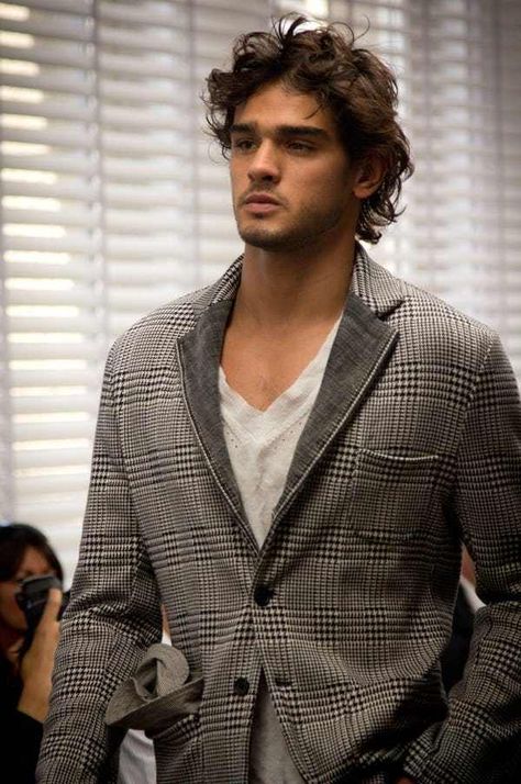 Trending Mens Haircuts, Danganronpa Ocs, Mens Messy Hairstyles, Famous Male Models, Brazilian Men, Characters Inspiration, Marlon Teixeira, Layered Cut, Fashion Business Casual