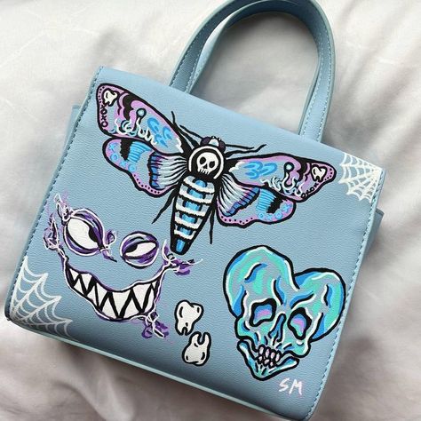 Custom Bags Painting, Painted Purses Ideas Diy, Custom Purses Paint, Painting Purses Diy, Painted Bag Ideas, Posca Clothes, Drawings On Bags, Purse Painting Ideas, Alt Purse