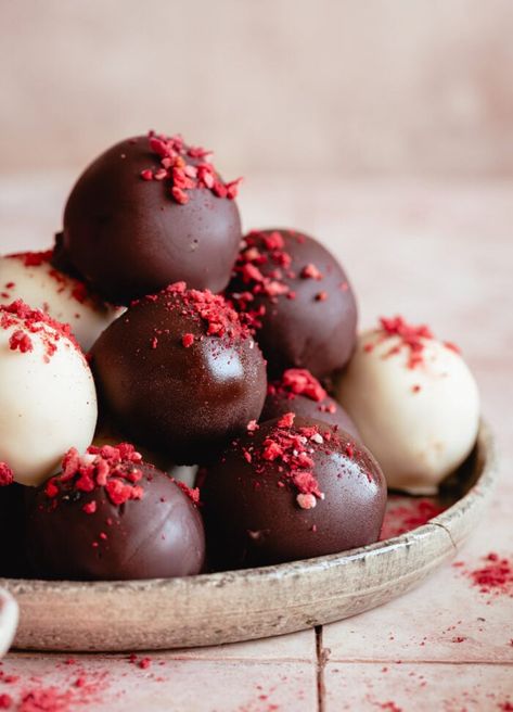 Strawberry Truffles, Strawberry Truffle, Dessert To Make, Rum Balls, Strawberry Chocolate, Easy To Make Desserts, Caramel Candy, Freeze Dried Strawberries, Bake Desserts