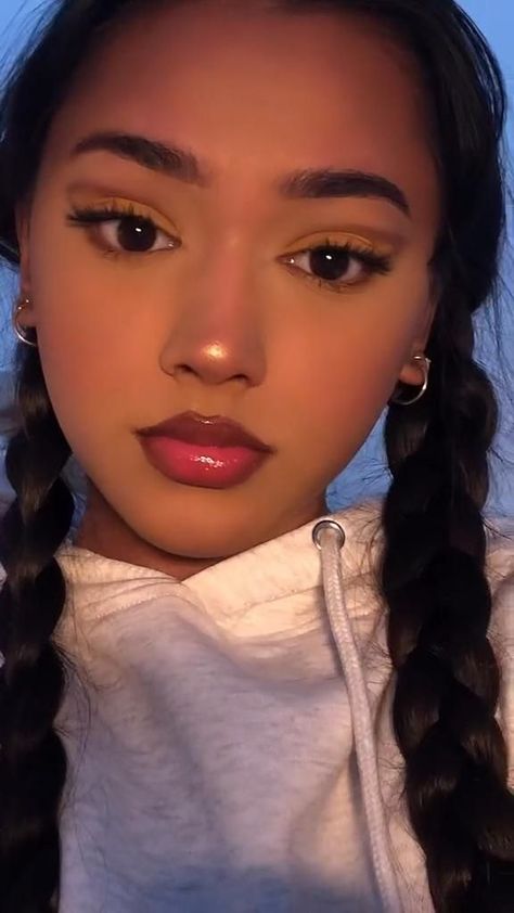 Soft Lip Combo, Morena Make Up Look, Makeup For Mixed Women, Make Up Aesthetic Morenas, Mixed Girl Makeup Looks, Streetwear Makeup Look, Korean Makeup On Dark Skin, Natural Makeup Brown Skin, Igari Makeup Dark Skin