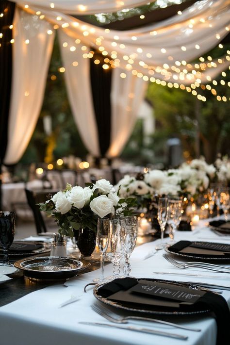 boda elegante Black White Outdoor Wedding, Black And White Color Scheme Wedding, All Black And White Wedding, Wedding Aesthetic Black And White, Black And White Wedding Theme Classy, White Gold Wedding Theme, Black And White Wedding Decorations, Black And Cream Wedding, Black White Gold Wedding Theme