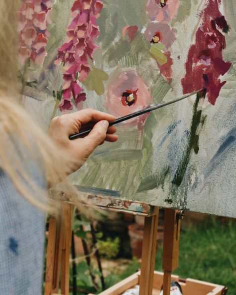 Cottage, roses, paintings and pretty things 🏠🌸 m u s i n g moments with my wonderful friend @emmaperringpaintings I am so lucky that I get to photography artists and creatives. How wonderful is this beautiful scene?! Love S x . . . 📸 @sophieharveycurated 🎨 @emmaperringpaintings 🏠 styling by @myenglishcountrycottage . . | Musing, Farmhouse, Cottage, Vintage Home, Pretty pinks, Home Decor, cottage style, old, simple, collected, whimsy scenes . . . #vintagecharm #vintagehomestyle #vint... Romanticism Artists, Home Decor Cottage, Cottage Roses, Photography Artists, I Am So Lucky, Wonderful Friend, Cottage Vintage, Love S, Cottage Core Aesthetic