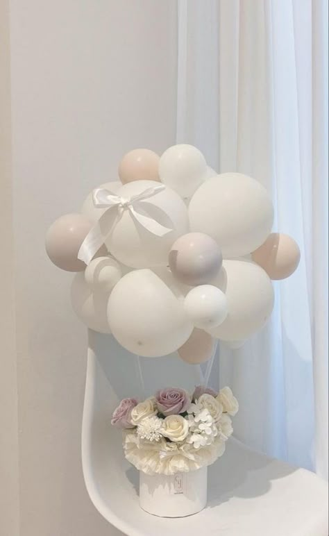 Flower Bouquet Balloon Ideas, Flowers And Balloons Gift, Flower Bouquet Balloon, Ballon Gifts Ideas, Ballons Bouquet Ideas, Balloon Bouquet Ideas, Balloons Aesthetic, Balloon Flower Bouquet, Balloon Bouquet Diy