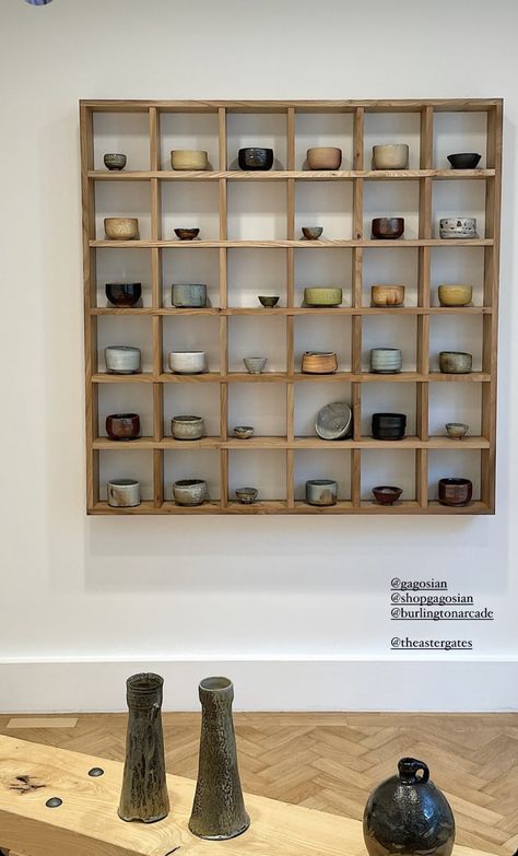 Japanese Shelves Design, Japanese Tea Shelf, Bowl Display Ideas, Ceramic Display Shelves, Japanese Shelf, Pottery Shelf, Japanese Shelves, Ceramic Display Ideas, Tea Shelf