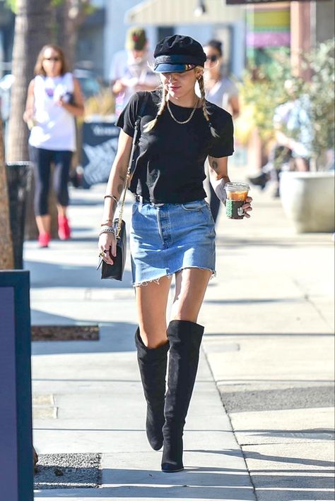 Street Style Miley Cyrus, Denim Skirt, A Woman, Skirt, Boots, Black