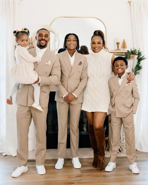 White And Brown Family Pictures, Beige Christmas Outfits Family, Cream And Gold Family Christmas Photos, Green Cream Brown Family Photos Outfit, Celebrity Family Photoshoot, Family Photoshoot Indoor Studio, Holiday Photo Outfits Family, Christmas Photo Shoot Outfits Family, Nude Color Family Photoshoot