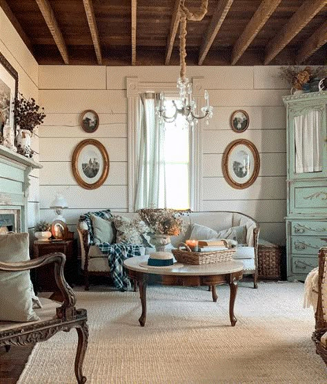 Vintage Farmhouse Bedroom, Farmhouse Decorating Ideas, Farmhouse Cottage Decor, Antique Living Room, English Farmhouse, Farm Vintage, Cottage Decor Farmhouse, Farmhouse Decorating, Vintage Farmhouse Style