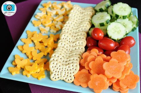 healthy foods for child's party - perfect!  already have the butterfly crackers for the party! Butterfly Crackers And Cheese, Gardening Party, Gruffalo Party, Butterfly Food, Baby Shower Food For Girl, Garden Party Recipes, Kids Birthday Party Food, 6 Birthday, Butterfly Birthday Party