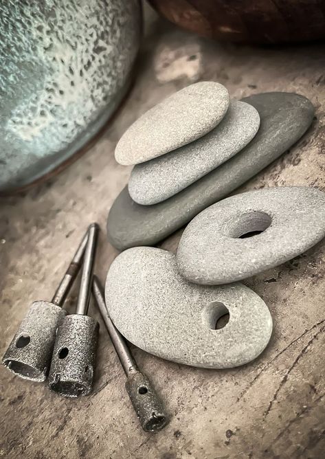 Dremel Tool Projects, Dremel Crafts, Beach Stones Jewelry, Digital Tutorial, Dremel Carving, Dremel Projects, Rock Sculpture, Deco Nature, Rock Jewelry