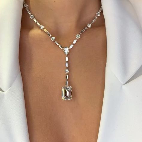 Ronald Abram on Instagram: "When building a beautiful piece of jewellery the emphasis is always on the center stone. Featuring: A Magnificent Emerald Cut Diamond Pendant Necklace with Baguette, Round Brilliant and Pear Shape Diamonds, 34.87 carats. #diamondnecklace #baguette #baguettediamonds #baguettediamondnecklace #roundbrilliant #pearshapediamond #emeraldcut #emeraldcutdiamond #emeraldcutdiamondnecklace #highjewelry #highjewellery #dimondnecklace #luxury #luxurylifestyle #mandarinorient Aesthetic Diamond Jewelry, Ronald Abram Jewelry, Dimond Neckless Jewelry, Indian Gold Jewellery Design, Engagement Necklace, Antique Gold Jewelry Indian, Modern Gold Jewelry, Antique Jewellery Designs, Fine Jewelery