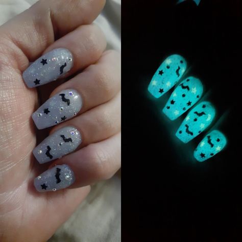 Glow In The Dark Halloween Nails Short, Halloween Glow Nails, Halloween Polygel Nails, Halloween Glow In The Dark Nails, Glow In The Dark Nails Halloween, Halloween Nails Glow In The Dark, Glow In The Dark Halloween Nails, Bats Nails, Glitter Halloween Nails