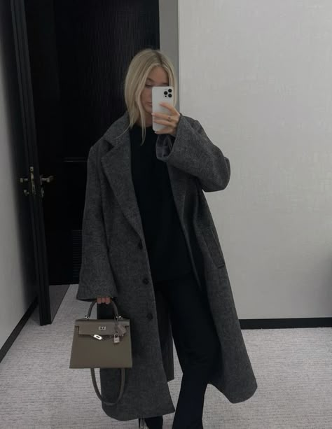 Grey Coat Outfit, Chic Airport Outfit, Perfect Travel Outfit, Scandi Fashion, Stylist Tips, Winter Fashion Outfits Casual, Outfit 90s, Winter Outfit Inspiration, Grey Outfit