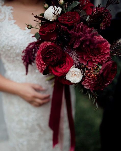 Top Fall Wedding Colors: Eye-Catching Combinations For Your Day ❤ fall wedding color maroon theme #weddingforward #wedding #bride Wedding Colors For Fall, Red White Wedding, Dark Red Wedding, Wine Colored Wedding, Red And White Wedding, White Weddings Reception, White Wedding Decorations, Red And White Weddings, Wedding Color Combos