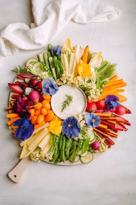 Ideas Para La Cena, Crudite Platter, Rainbow Carrots, Spring Dinner, Charcuterie Inspiration, Spring Brunch, Party Food Platters, Charcuterie Recipes, Shepherd's Pie