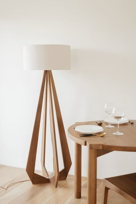 Walnut wood floor lamp with natural burlap cable and soft white lampshade Oak Floor Lamp, Walnut Wood Floors, Lampshade Fabric, Nice Furniture, Rustic Wood Crafts, Wood Lamp Design, Wood Floor Lamp, Diy Wooden Projects, Warm White Light