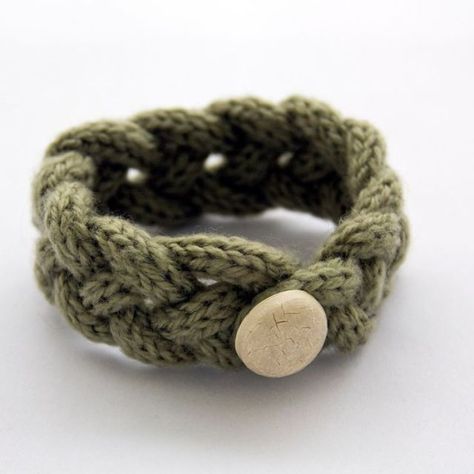 How to make a toilet roll French knitting loom - Kiwi Families French Knitting Ideas, Tolletjie Brei, Wool Bracelet, Knitting Spool, Knitted Bracelet, Spool Knitting, Lucet, Knit Bracelet, French Knitting