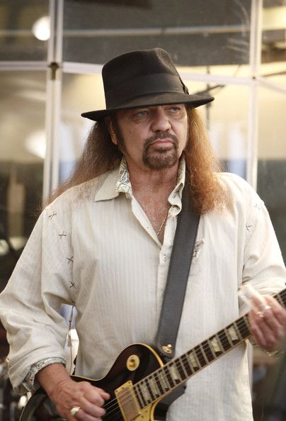 -Gary Rossington Gary Rossington of the band Lynyrd Skynyrd 70s Celebrities, Rickey Medlocke, Stagecoach Festival, Gary Rossington, Famous Guitarists, Lynyrd Skynyrd Band, Polo Field, Rock Guitarist, Rock Festivals