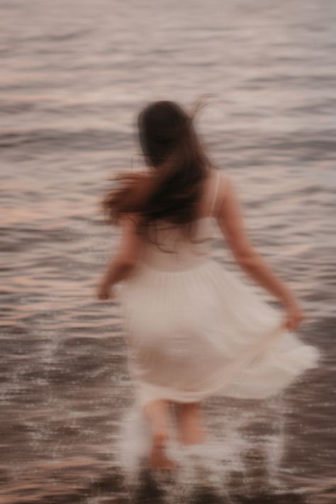 Running Photoshoot, Blur Edit, Motion Blur Photography, Motion Photo, Blur Picture, Running Photos, Blur Photography, Artsy Photography, Running On The Beach