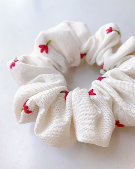 Scrunchie thêu tay 🌷 . . . #taphoahaiconmeo #embroidery #embroideryheadband #handmade #embroiderybow #bow #headband #handmadebow #handmadeheadband #thread #embroiderylover #linen #theu #theutay #thucong #hairaccessories #handmadeaccessories #handmadegift #gift #hair #handcraft #handcrafted #embroideryhoop #hobby #linenfabric #hairclip #hairclips #embroideryhairclip #embroideryhairclips #embroideryscrunchies Embroidery Scrunchie, Headband Embroidery, Embroidery Bow, Bow Scrunchie, Simple Hand Embroidery Patterns, Embroidery Flowers Pattern, Handmade Headbands, Bun Hairstyles For Long Hair, Simple Embroidery