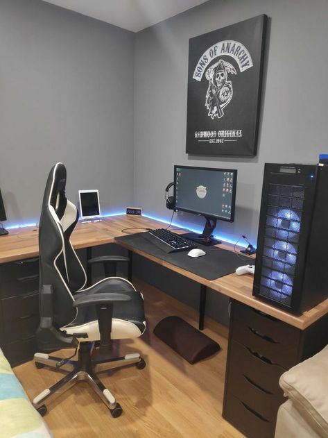 Computer Room Decor, Ruangan Studio, Small Game Rooms, Gaming Desk Setup, Computer Gaming Room, Home Studio Setup, Video Game Room Design, Small Home Offices, Video Game Rooms