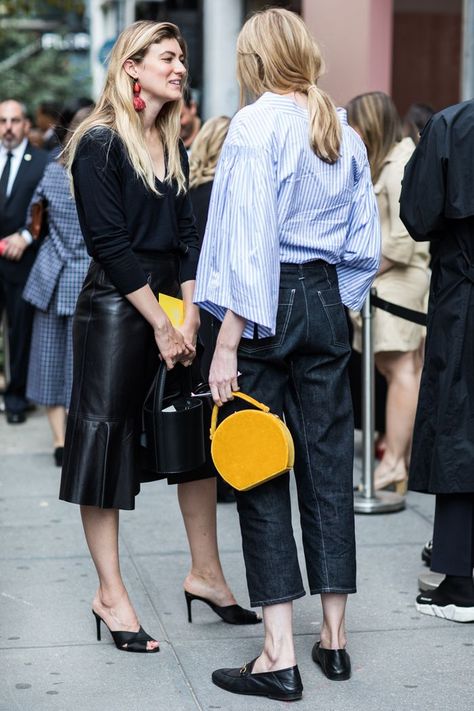 Yellow Bag Outfit, Yellow Bags, Haute Mess, Street Style Blog, Outfit Primavera, Bag Outfit, Black Sheer Top, Dark Outfits, French Chic