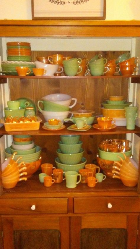 Jadeite Fall Decor, Fire King Peach Lustre, 70s Thanksgiving, Rainbow Display, Glassware Display, Pyrex Display, Retro Apartment, Kitchen Fashion, Milk Glass Decor