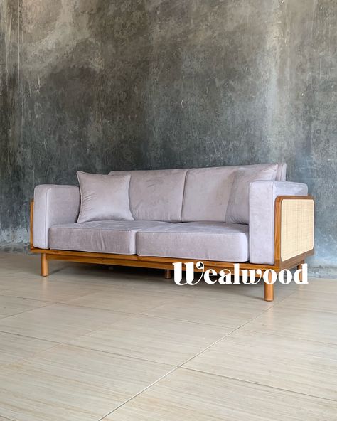 Sofa santai yang cocok untuk ditaruh diruang tamu maupun diruang televisi, sofa ini akan menambah kesan estetik pada rumah anda. Dengan tampilan elegan berbahan kayu jati solid yang dikombinasikan dengan anyaman rotan alami. Ruangan simple pasti idaman semua orang betul ga? Kalo anda menjawab betul berarti anda perlu untuk memikirkan dan merombah ruangan anda semakin simple saja. @wealwood.id sebagai alternatif anda untuk belanja furniture karena kami adalah #sahabatterbaikruanganmu dapatka... Sofa Santai, Sofa