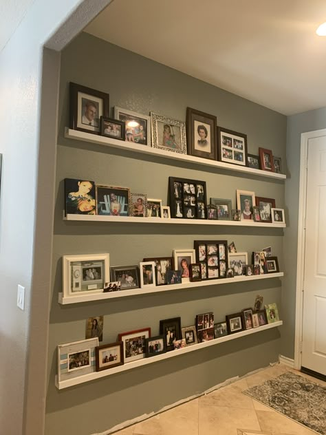 Stairway Decor Ideas, Family Photo Gallery Wall, Stair Walls, Photo Shelf, Family Pictures On Wall, Gallery Wall Staircase, Photo Wall Display, Stairway Decorating, Family Photo Wall