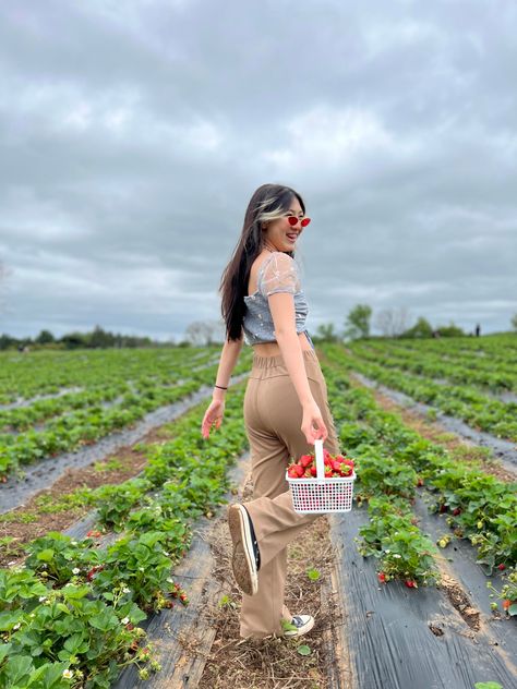 Strawberry Feild Pic, Farm Poses Picture Ideas, Picking Strawberries Aesthetic, Strawberry Picking Outfit Aesthetic, Strawberry Picking Photoshoot, Berry Picking Photoshoot, Strawberry Patch Photoshoot, Strawberry Field Photoshoot, Strawberry Farm Outfit