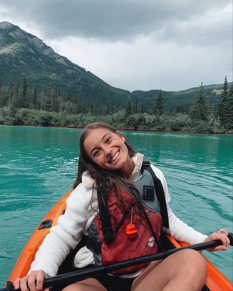 #kayaking #mountains #lake #summer #vsco #ouest #canada Cute Kayaking Pictures, Kayak Pictures Ideas Instagram, Kayaking Instagram Pictures, Kayak Photo Ideas, Kayak Instagram Pictures, Kayak Photoshoot Ideas, Kayaking Hairstyles, Kayak Poses Photo Ideas, What To Wear Kayaking Outfit