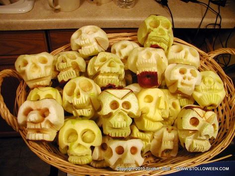 Making shrunken apple heads is a lot of fun and carving the simple faces on the apples really does help develop your sculpting and three di... Halloween Food Hacks, Carving Apple, Apple Head Dolls, Fun Halloween Desserts, Shrunken Heads, Anti Christmas, Halloween Apples, Apple Head, Samhain Halloween