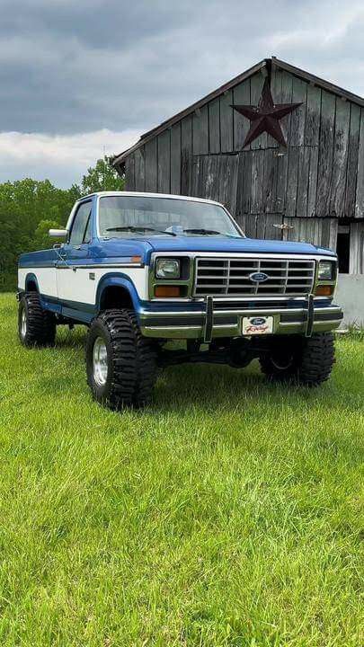 Old Cars And Trucks, Old Country Trucks, Old Ford Trucks Vintage, Old Trucks Vintage, Old Trucks Chevy, Squarebody Truck, Pretty Trucks, Older Trucks, Diesel Pickup Trucks