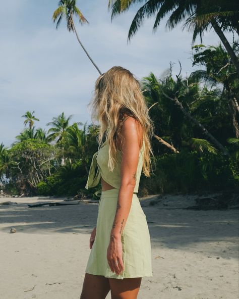 Surfer girl style Surfer Outfits Girl, Surfer Girl Style Outfits, Surfer Girl Aesthetic Outfit, Surf Girl Outfits, Surfer Outfit, Surfer Girl Aesthetic, Surf Dress, Surfer Vibe, Surf Girl Style