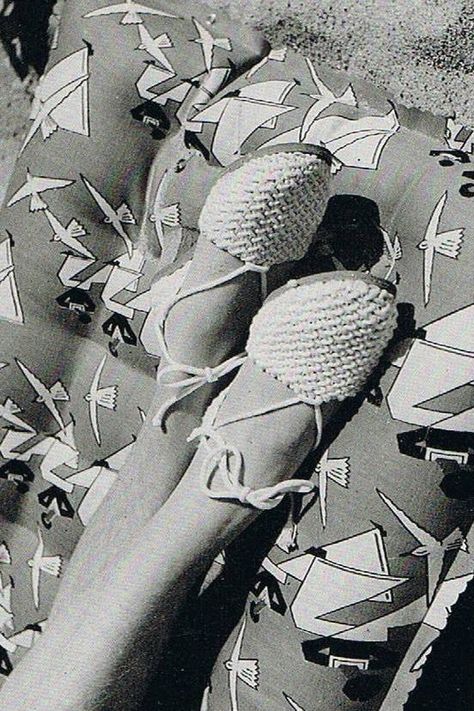 1930s crochet sandals 1930s Crochet, 50s Beach, Riviera Fashion, Old A, Mode Crochet, Vintage Blog, Crochet Sandals, Pattern Shoes, Dress Making Patterns