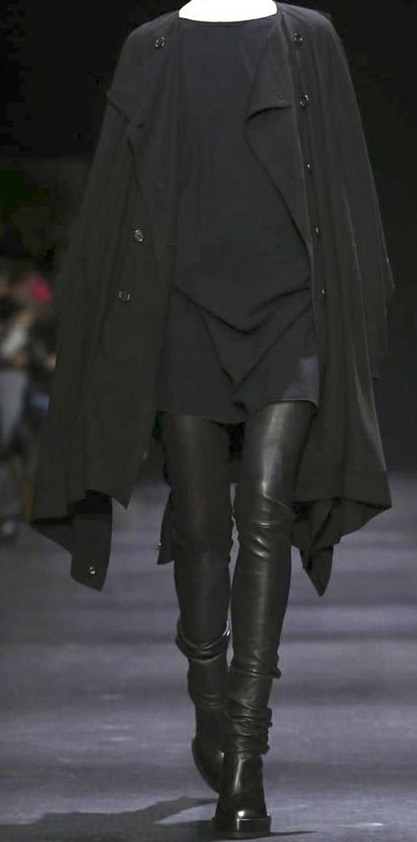 Ann Demeulemeester FW'14 Paris Ann Demeulemeester Womenswear, Ann Demeulemeester 90s, Avant Garde Street Style, Anne Demeulemeester, Ann Demeulemeester Boots, Mode Steampunk, Latex Skirt, Woman In Black, Damir Doma