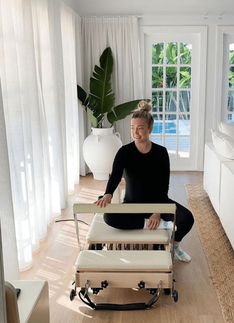 You don’t need a lot of space to do Pilates at home, and in many ways working out at home is better than going to the gym. Here’s how to set up a Pilates studio in a small apartment. Reformer Home Studio, Home Pilates Room, Wellness Room At Home, Pilates Studio Design Interiors, Small Space Home Gym, Home Pilates Studio, Insta Grid, Pilates Room, Home Pilates